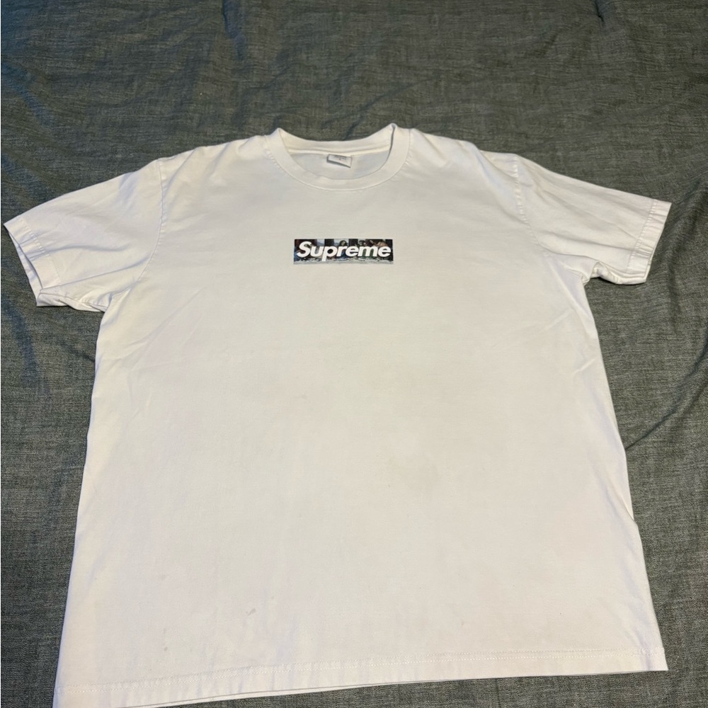SUPREME “GRAZIE” Last Supper Box Logo Tee – White – Size Large (FW21)